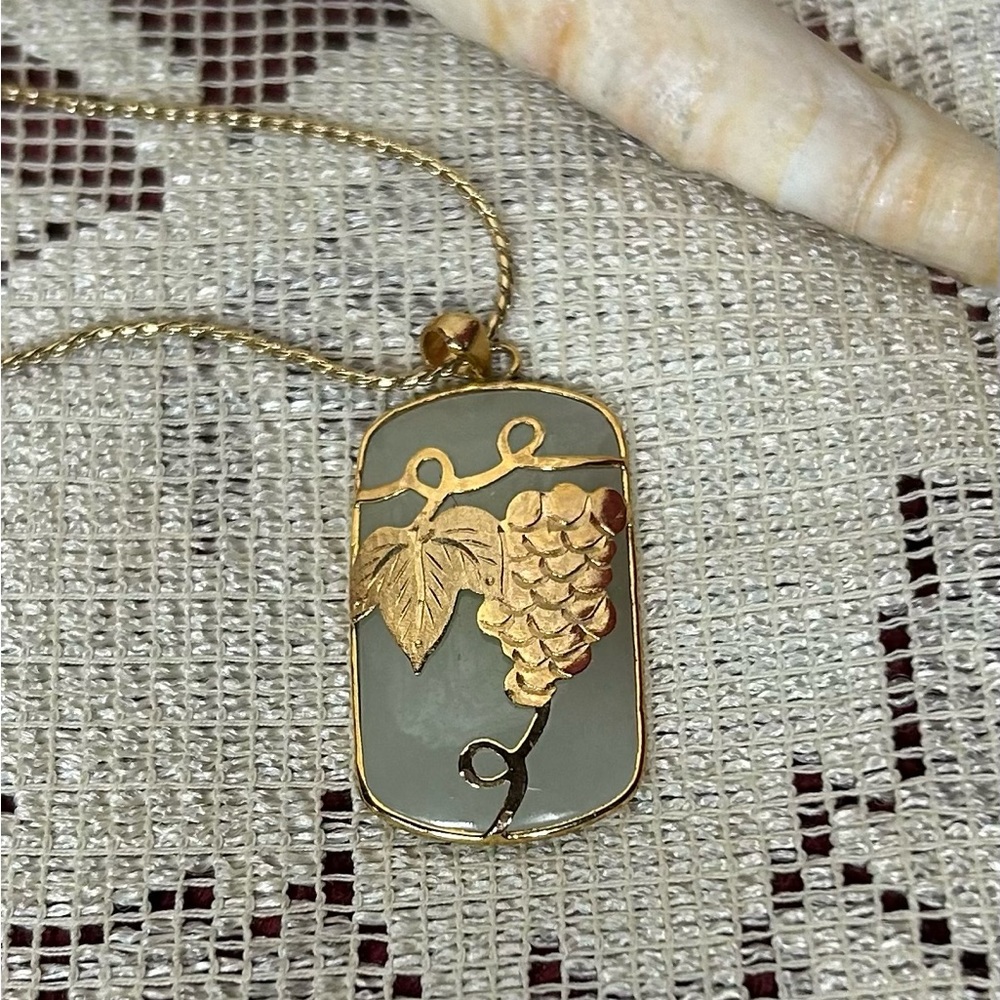 Vintage Pendant Necklace- gold-tone chain and pendant setting